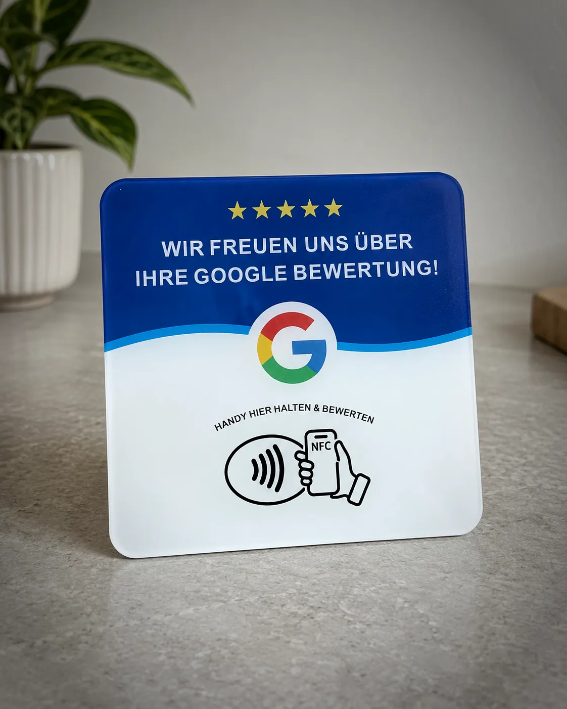 Blau-weißer NFC-Bewertungsaufsteller mit Google-Logo und Hinweis „Handy hier halten & bewerten“