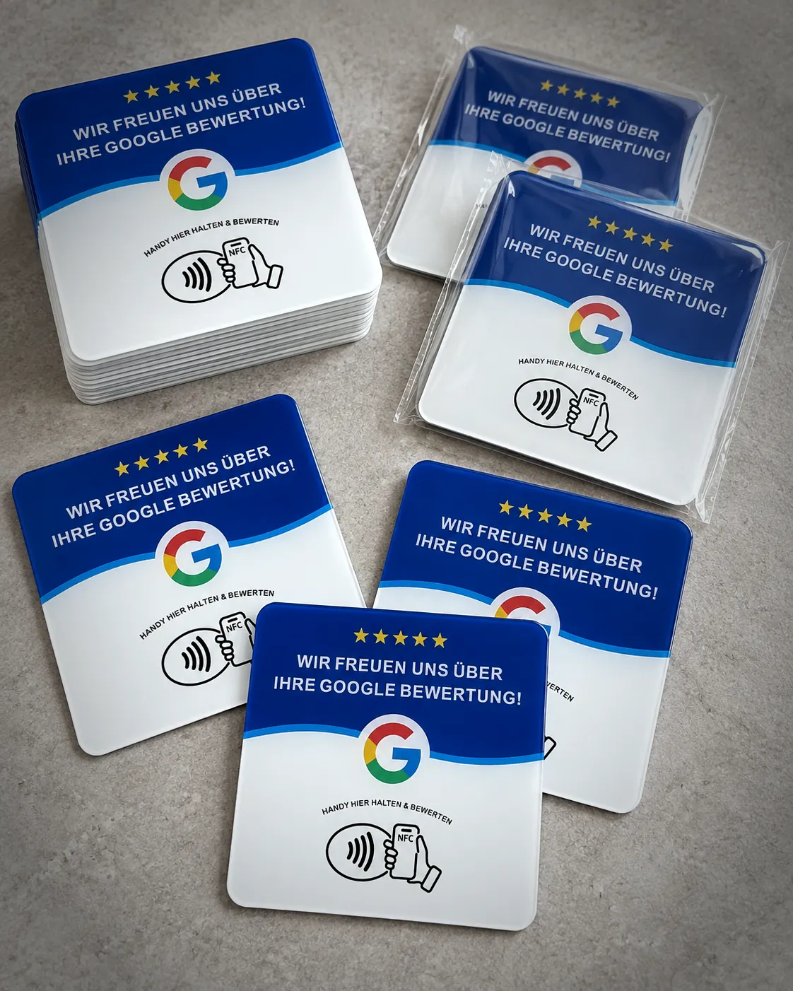 Mehrere NFC-Bewertungsaufsteller, gestapelt und einzeln verpackt